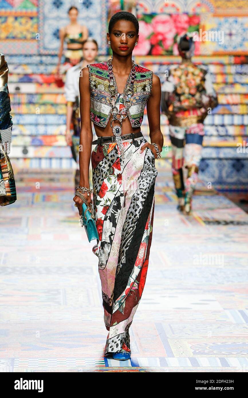 Un modelo camina por la pista en la feria de moda Dolce \u0026 Gabbana Ready to  Wear Primavera/Verano 2021 durante la Semana de la Moda de las mujeres de  Milán el 23