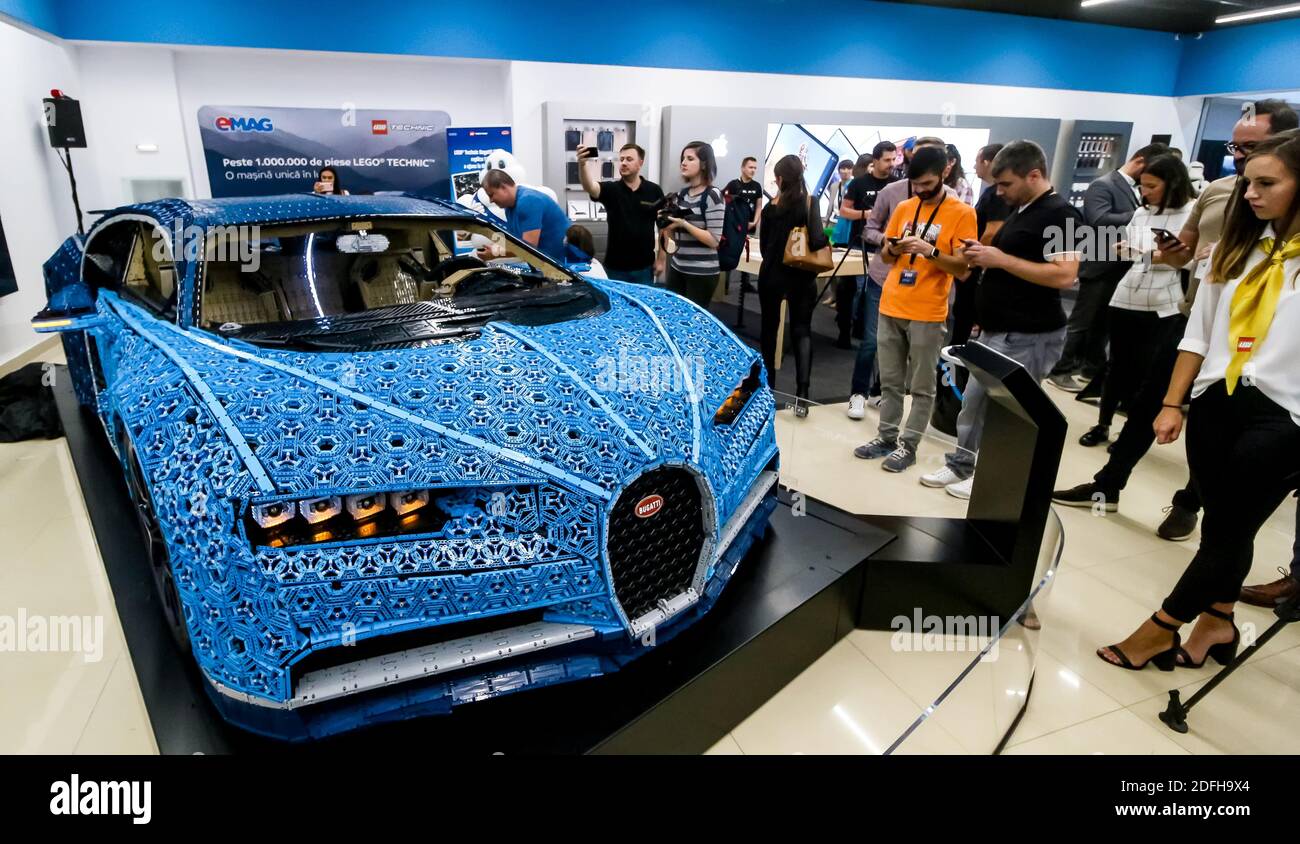 Blue Bugatti Chiron de LEGO Technic en exhibición para la venta en Mondial  Paris Motor Show 2018, sitio de la exposición de LEGO Bugatti Fotografía de  stock - Alamy