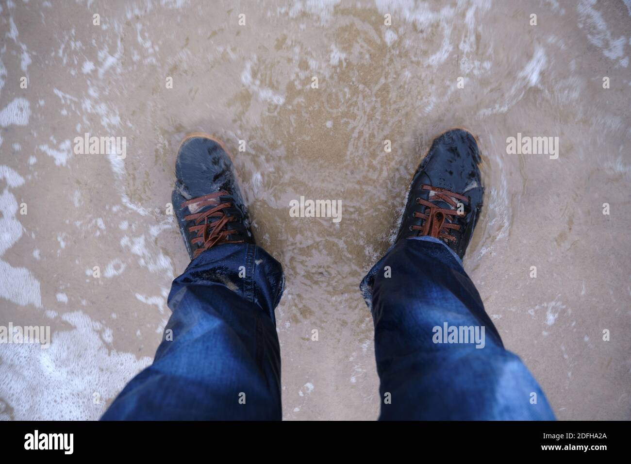 Zapatos mojados fotografías e imágenes de alta resolución - Alamy