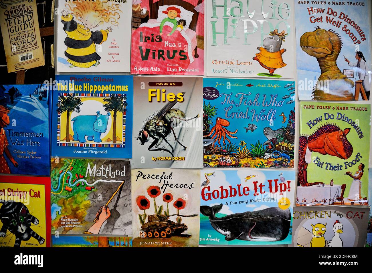 Una pared llena de portadas de libros infantiles en una escuela infantil en  Alberta, Canadá Fotografía de stock - Alamy