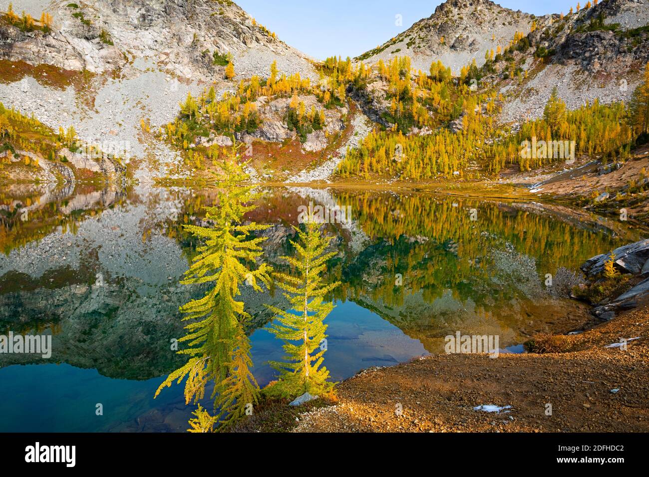 WA18684-00...WASHINGTON - Otoño en Lower Ice Lake en el área de Glacier Peak Wilderness. Foto de stock