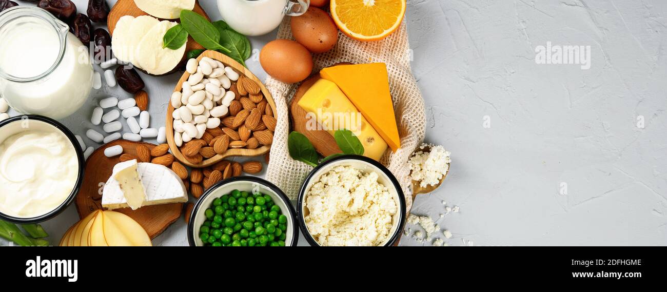 Productos diarios y no diarios saludables ricos en calcio. Alimentos  saludables. Espacio de copia Fotografía de stock - Alamy