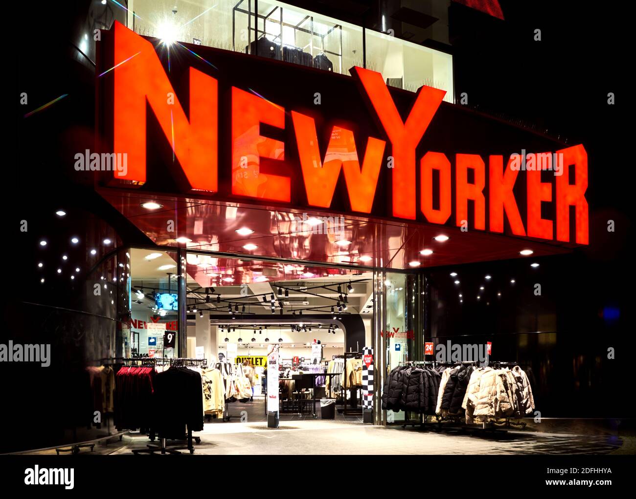 Nueva York grandes almacenes de ropa y textiles, entrada principal de la cadena de ropa alemana en el centro de Braunschweig, Alemania, 1 de de 2020 Fotografía de stock - Alamy
