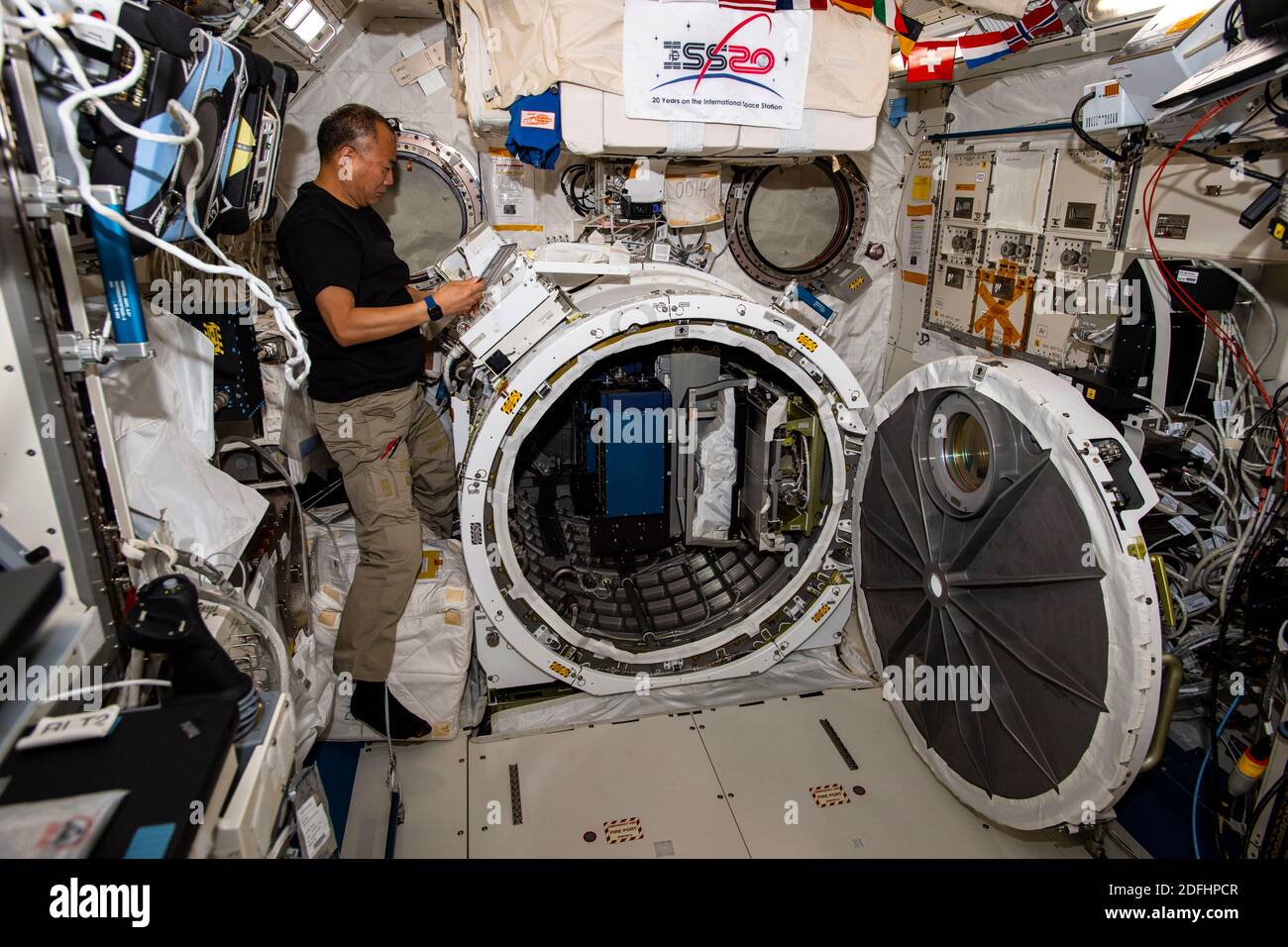 ISS - 01 de diciembre de 2020 - JAXA (Agencia de exploración Aeroespacial de Japón) Astronauta y expedición 64 Ingeniero de vuelo Soichi Noguchi se muestra revisar pr Foto de stock