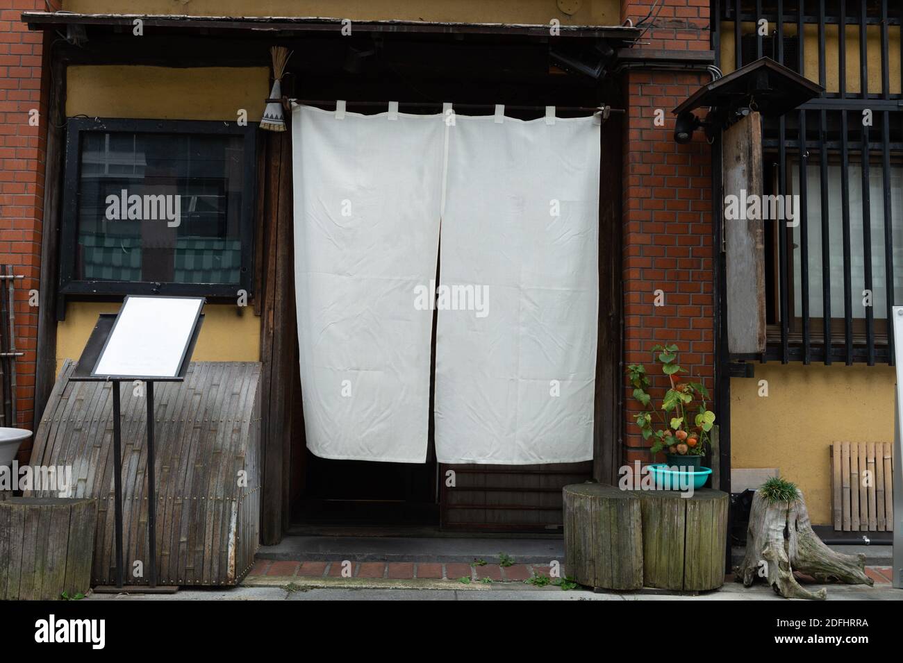 El tejido de cortina que cuelga frente a los restaurantes y tiendas  tradicionales japoneses no solo sirve como letrero, sino que tiene un  significado más grande Fotografía de stock - Alamy