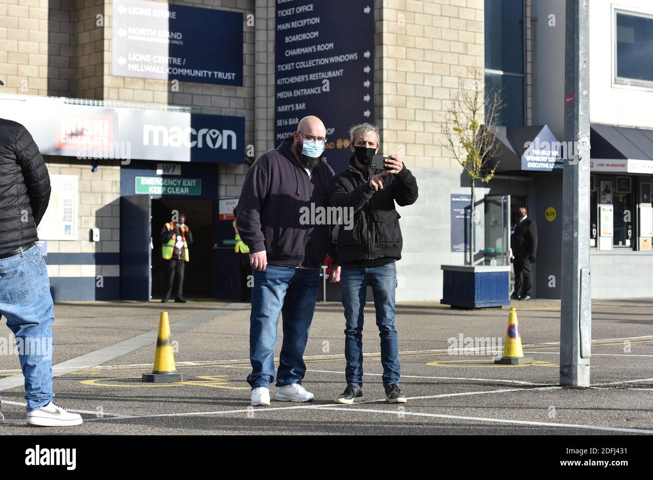 LONDRES, INGLATERRA. 5 DE DICIEMBRE los fans toman fotos antes del partido del Sky Bet Championship entre Millwall y Derby County en el Den, Londres el sábado 5 de diciembre de 2020. (Crédito: Ivan Yordanov | MI Noticias) Foto de stock