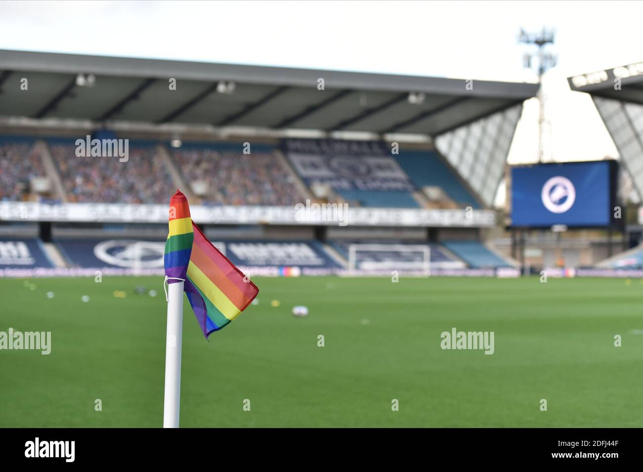 LONDRES, INGLATERRA. 5 DE DICIEMBRE Rainbow colored corner flag antes del partido Sky Bet Championship entre Millwall y Derby County en el Den, Londres el sábado 5 de diciembre de 2020. (Crédito: Ivan Yordanov | MI Noticias) Foto de stock