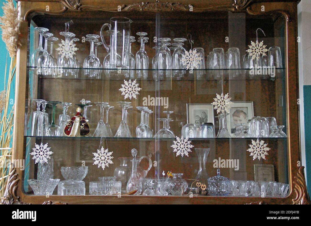 Histórico Armario de vidrio con gafas y estrellas Foto de stock