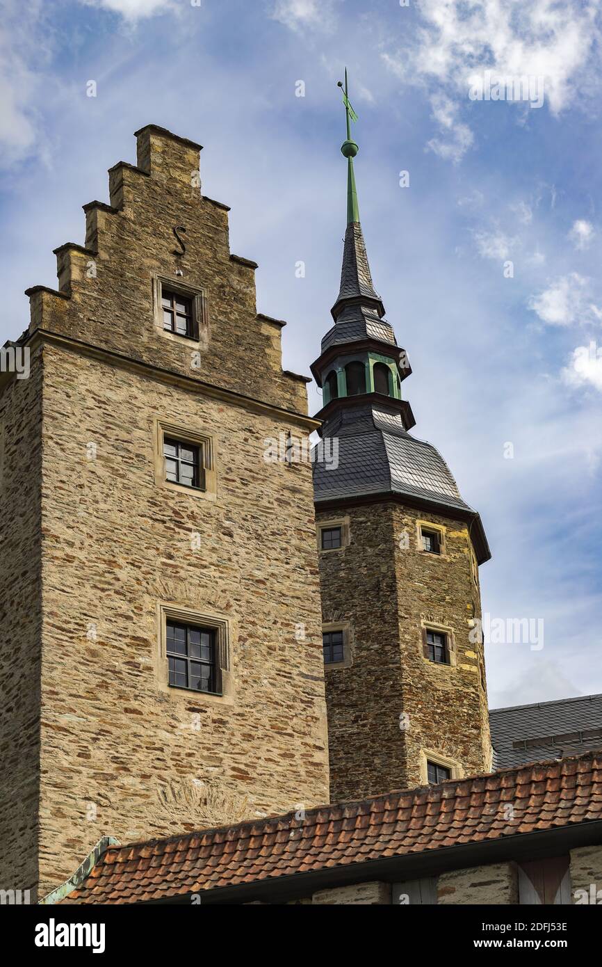 La fachada del edificio Thüna y el diagonalmente colocado Torre de esquina del Castillo de Lauenstein Foto de stock