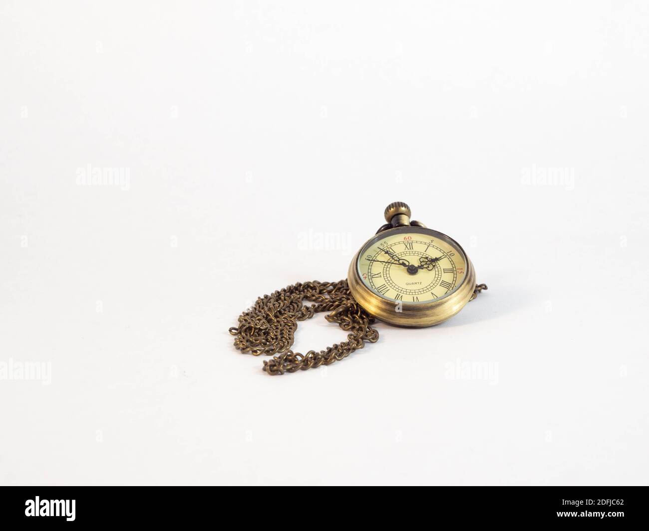 Un collar con un viejo reloj de bolsillo Quartz. Concepto alrededor del  paso del tiempo, la vejez y la colección Fotografía de stock - Alamy
