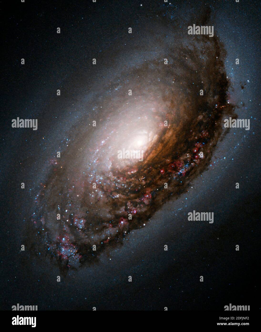ESPACIO EXTERIOR - banda de polvo alrededor del núcleo de la 'Galaxia del Ojo Negro' M64 - Foto: Geopix/NASA/esa Foto de stock