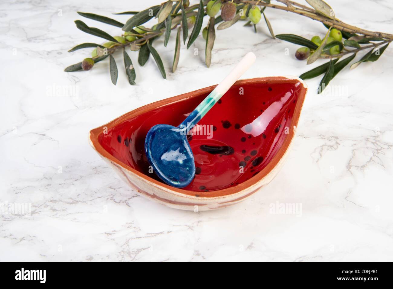 colorido cuenco de cerámica hecho a mano sobre mesa de mármol Foto de stock