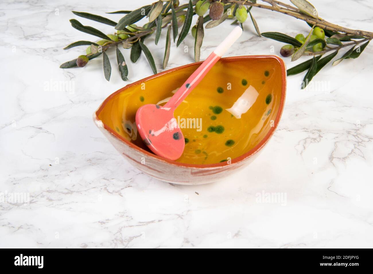 colorido cuenco de cerámica hecho a mano sobre mesa de mármol Foto de stock
