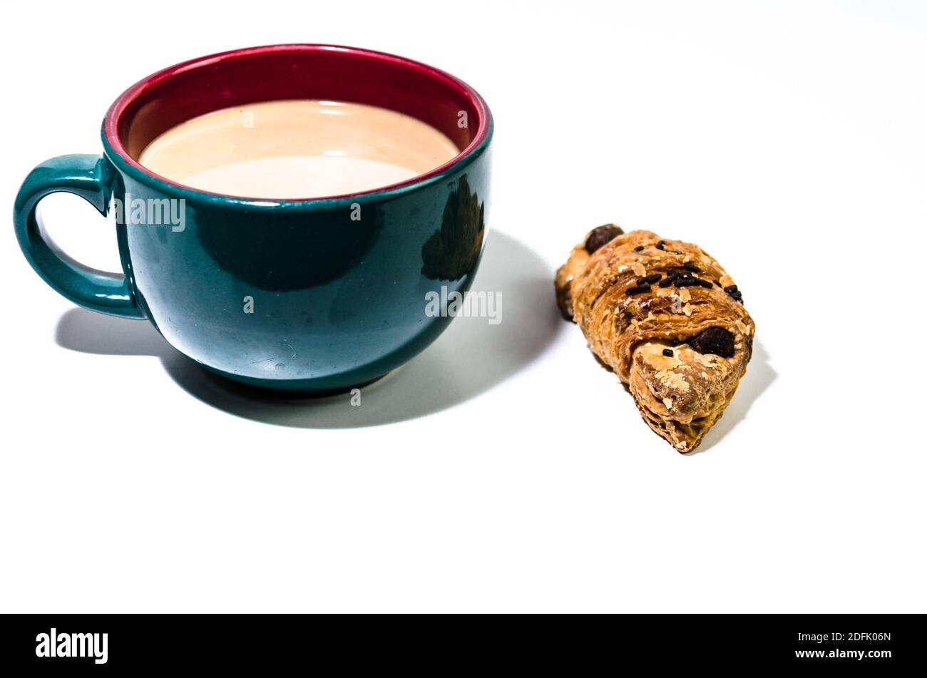 Taza de café con latte verde y croissant en la mesa. Desayuno Foto de stock