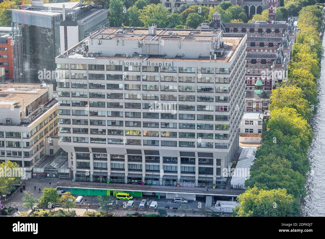 LONDRES, REINO UNIDO - 28 DE SEPTIEMBRE de 2020: Vista aérea del hospital de St Thomas Foto de stock