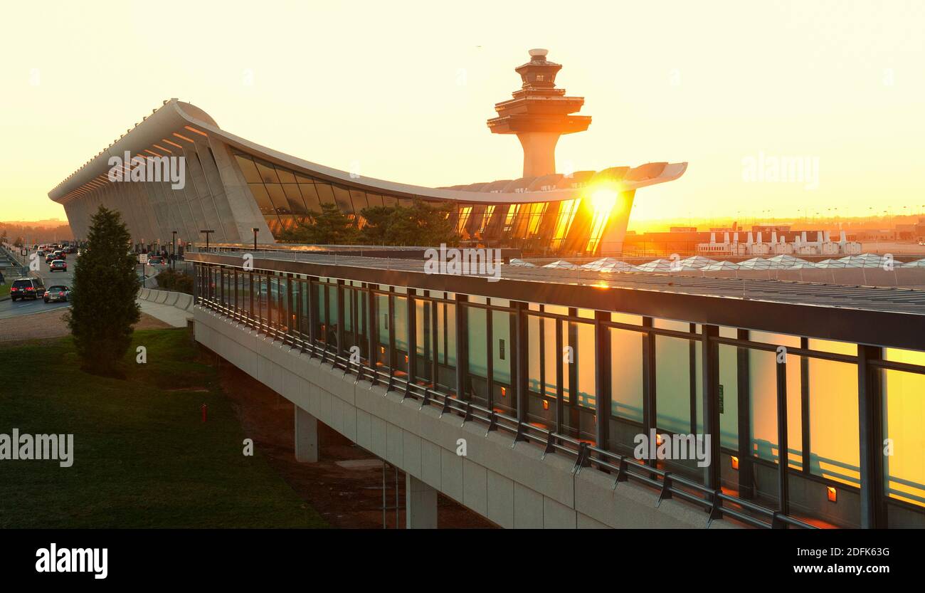 Salida del sol sobre el aeropuerto de Dulles en Dulles, Virginia. Foto de stock