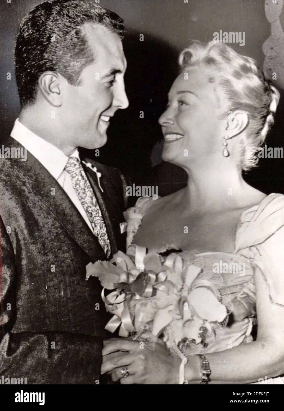 INA RAY HUTTON (1916-1984) nombre escénico de Odessa Cowan, cantante de jazz estadounidense y líder de la banda con su cuarto marido, el peluquero Michael Anter en su boda en las Vegas en 1958. Ella iba a divorciarlo y casarse por quinta vez. Foto de stock