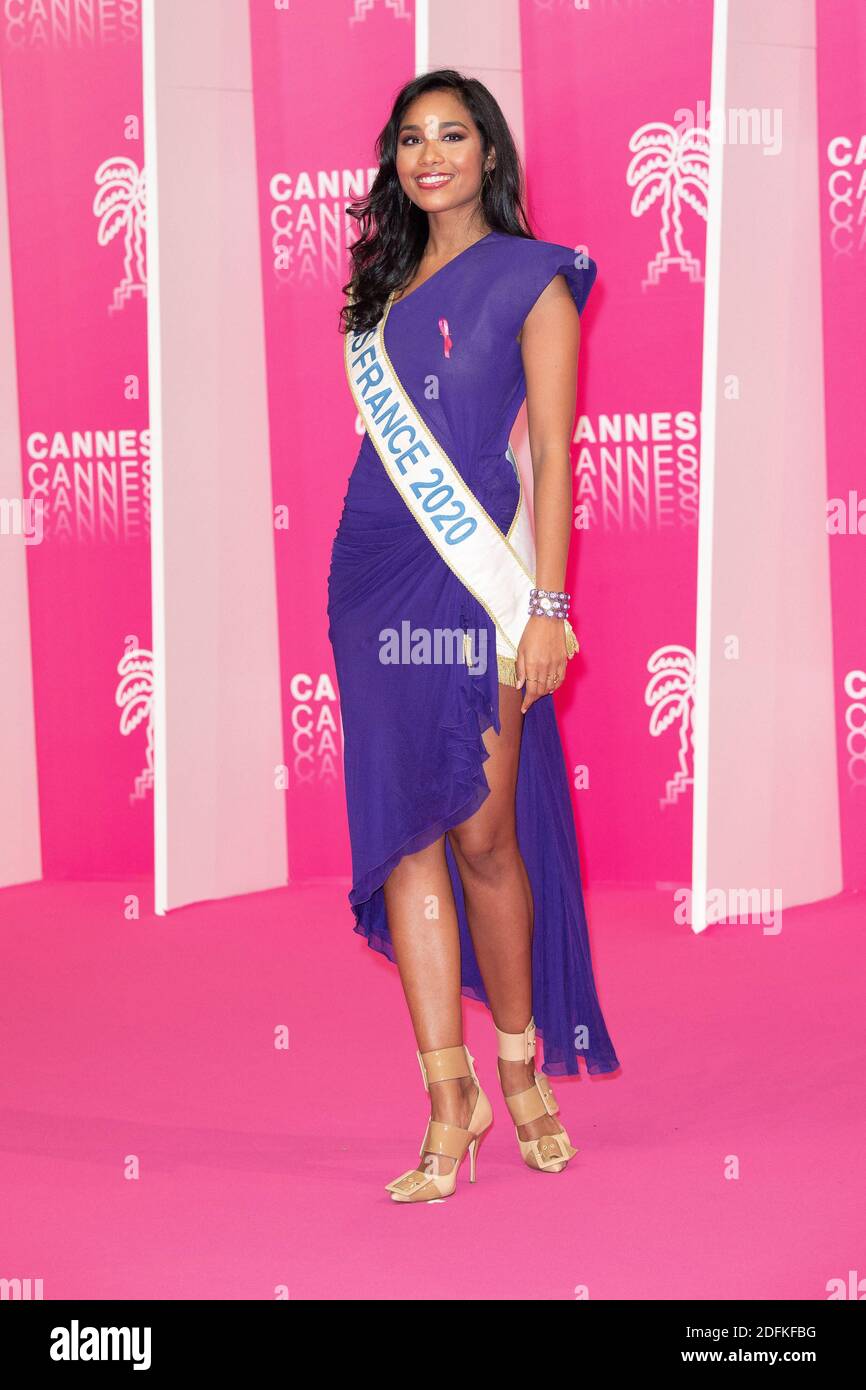 Miss France 2020 Clemence Botino posará sobre la alfombra rosa antes de la  ceremonia de apertura de la 3 ª Canneseries - Festival Internacional de  Series, el 9 de octubre de 2020