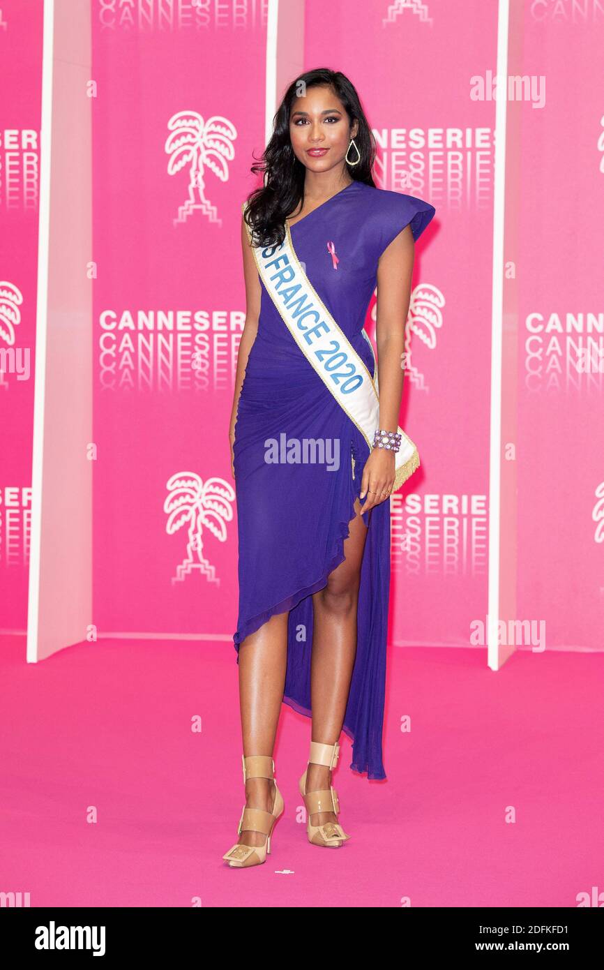Miss France 2020 Clemence Botino posará sobre la alfombra rosa antes de la  ceremonia de apertura de la 3 ª Canneseries - Festival Internacional de  Series, el 9 de octubre de 2020