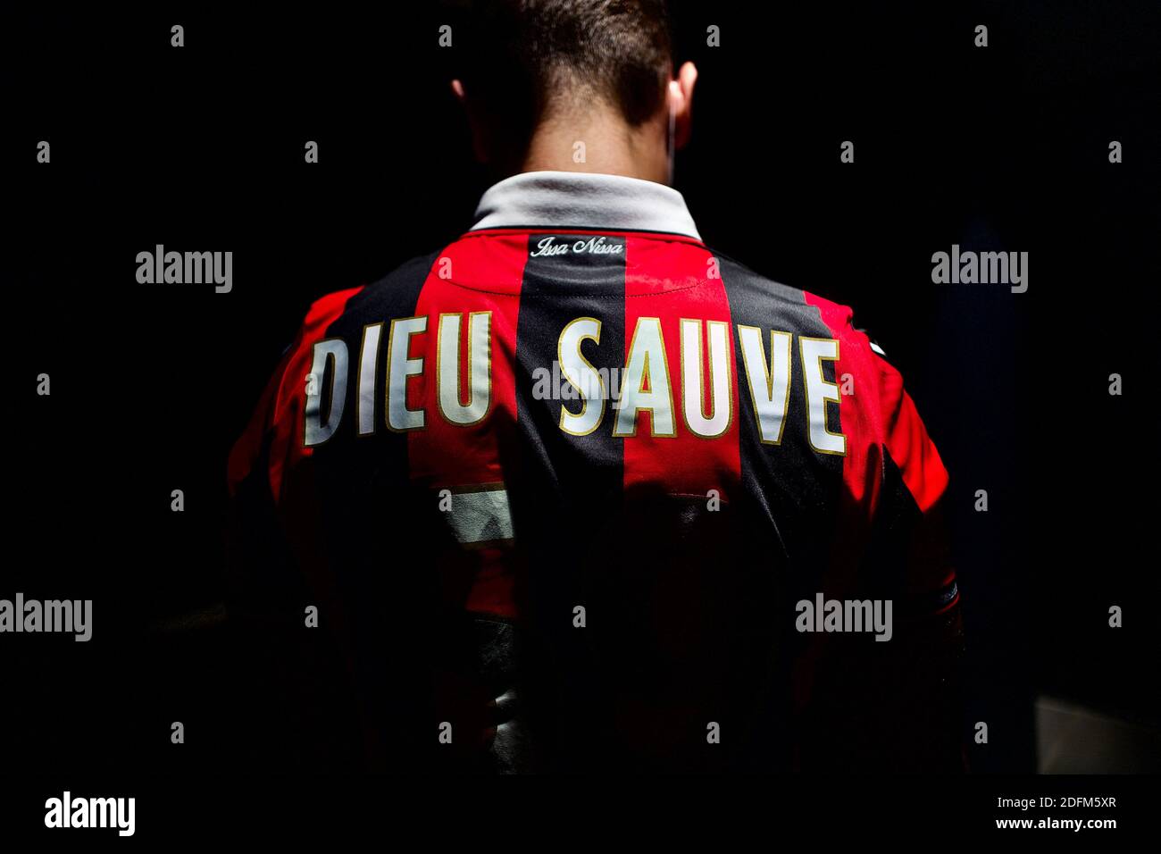 Ilustración una camiseta del equipo de fútbol Olympique Gymnaste Club Nice (OGC Nice) con 'Dieu Sauve (God saves)' escrita en la espalda, el ataque terrorista del jueves por mañana,