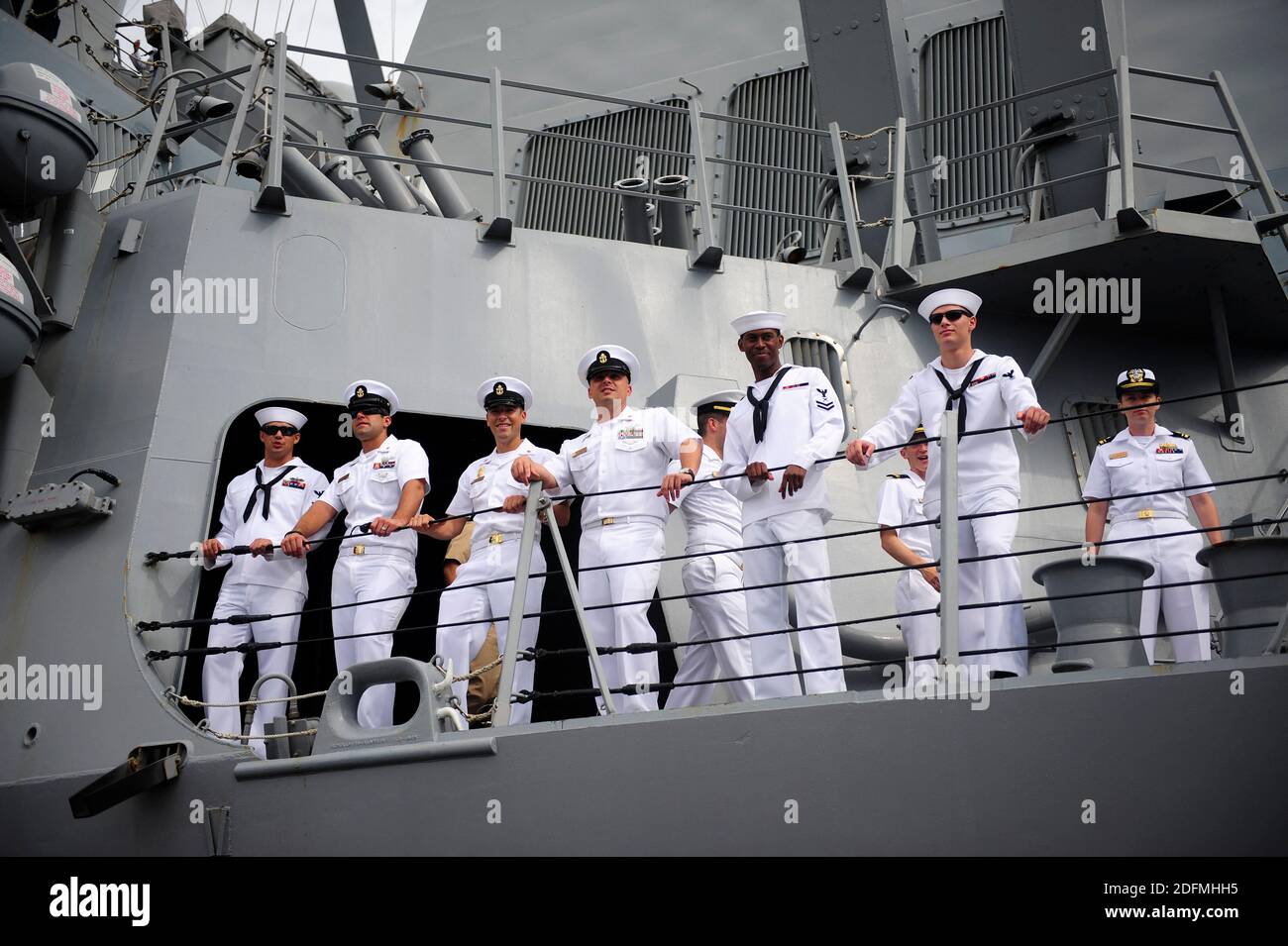 Foto del archivo de la entrega fechada el 20 de octubre de 2014 de los marineros a bordo del destructor de misiles guiados USS Michael Murphy (DDG 112) están de pie mientras el barco sale de la base conjunta Pearl Harbor-Hickam. Ha habido un brote importante de coronavirus a bordo del USS Michael Murphy, que se ha extendido a casi una cuarta parte de los 300 tripulantes del buque, según dos funcionarios de la Marina de los Estados Unidos. El buque ha estado en el puerto de Hawai, por lo que ha habido un impacto operativo limitado debido al brote. Un funcionario dijo que la mayoría de los marineros que han contraído el virus no experimentaron síntomas y se espera que muchos vuelvan a la th Foto de stock