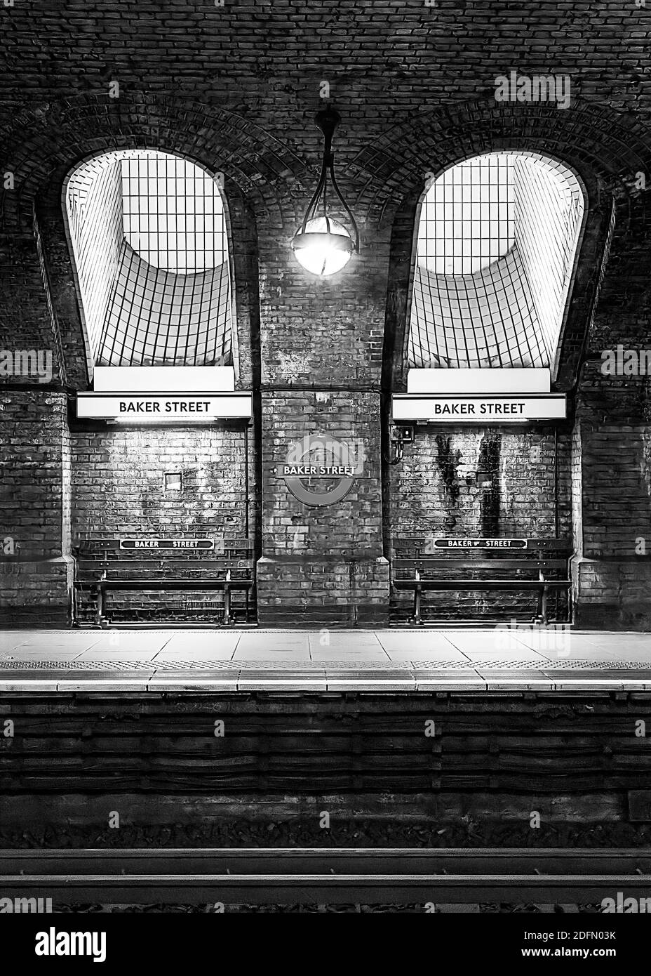 Londres, Reino Unido - Jan 2020: Plataforma de la estación Baker Street, que sirve las líneas Circle y Hammersmith & City del metro de Londres. Abierto en 1863, es Foto de stock