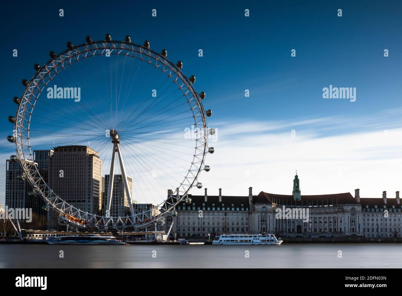 Londres, Reino Unido - Ene 2020: London Eye and County Hall visto desde el otro lado del Támesis Foto de stock