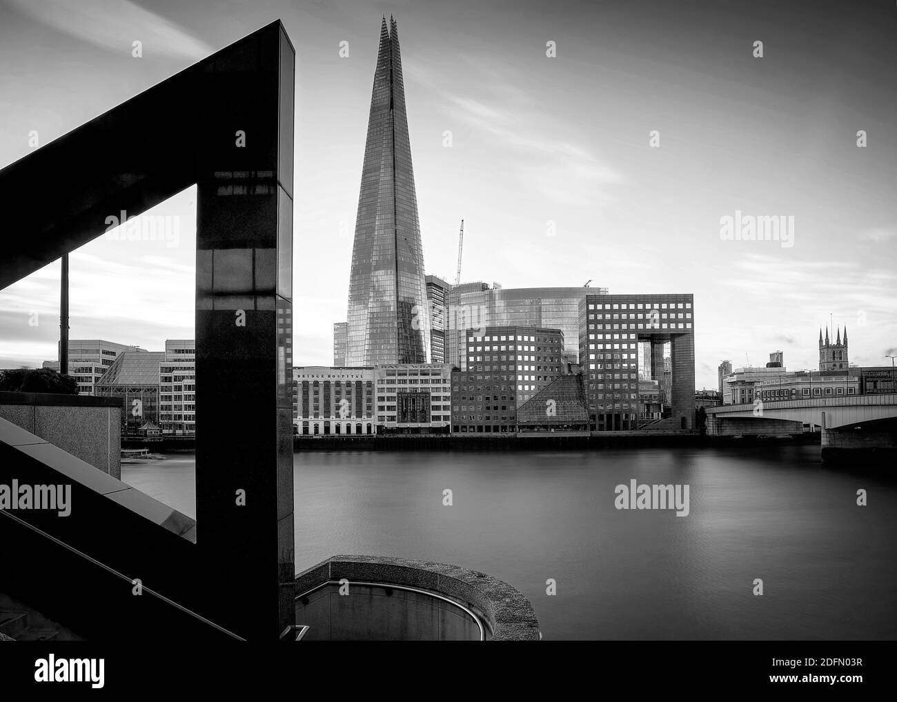 Londres, Reino Unido - Ene 2020: Ver a través del Támesis al Shard en el South Bank. Buscando a través de las obras de arte triangulares en la terraza pública de San Magno Foto de stock