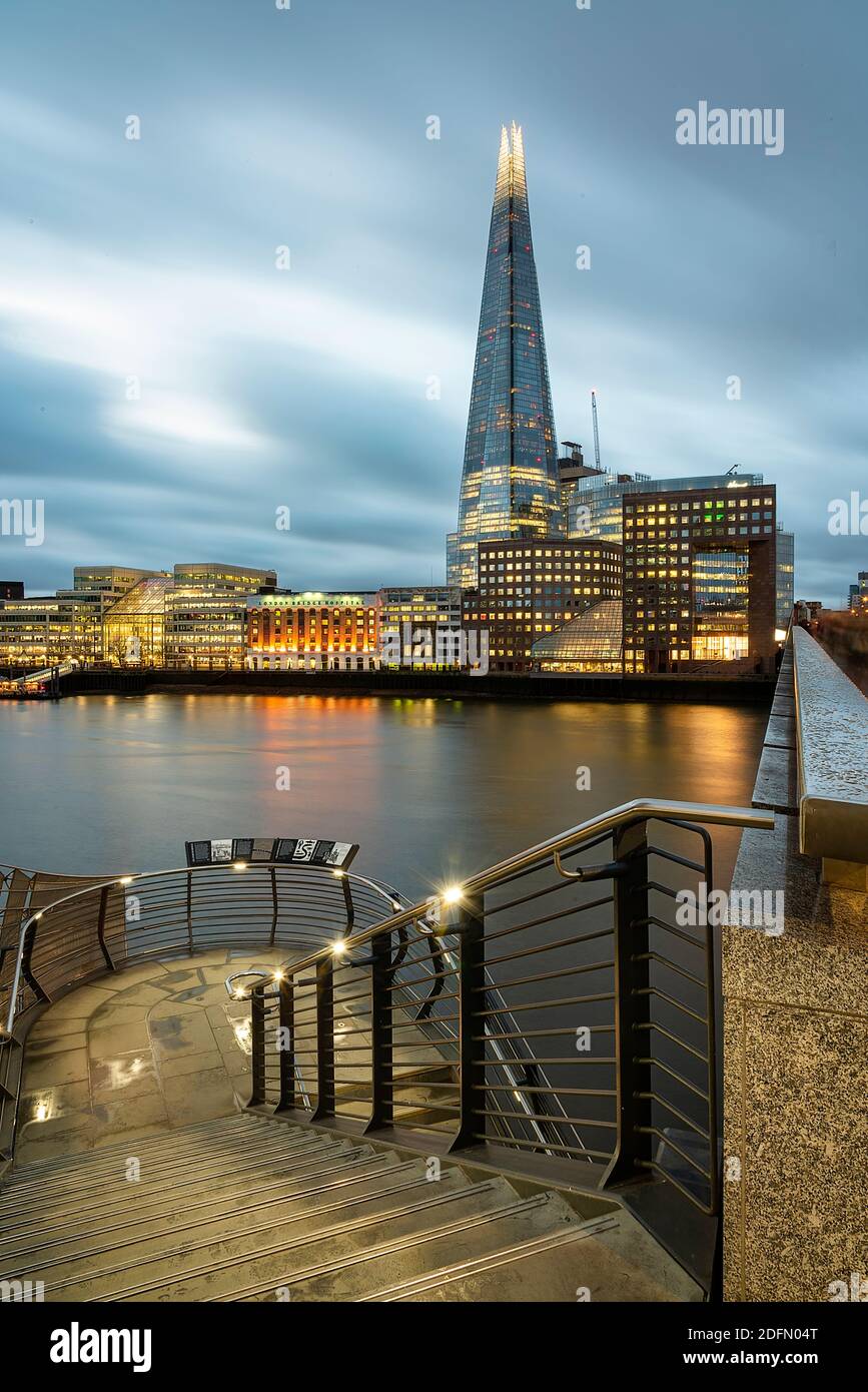 Londres, Reino Unido - Enero 2020: El Shard, London Bridge Hospital y otros edificios en la orilla sur iluminados y reflexionados en el Támesis, temprano por la mañana Foto de stock