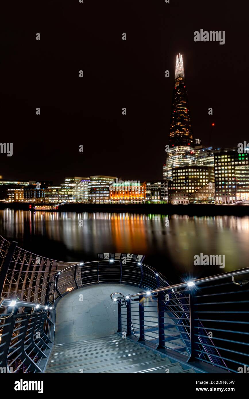 Londres, Reino Unido - 2020 de enero: Londres, Reino Unido - 2020 de enero: El Shard, London Bridge Hospital, Ayuntamiento y otros edificios en la orilla sur iluminado y refl Foto de stock