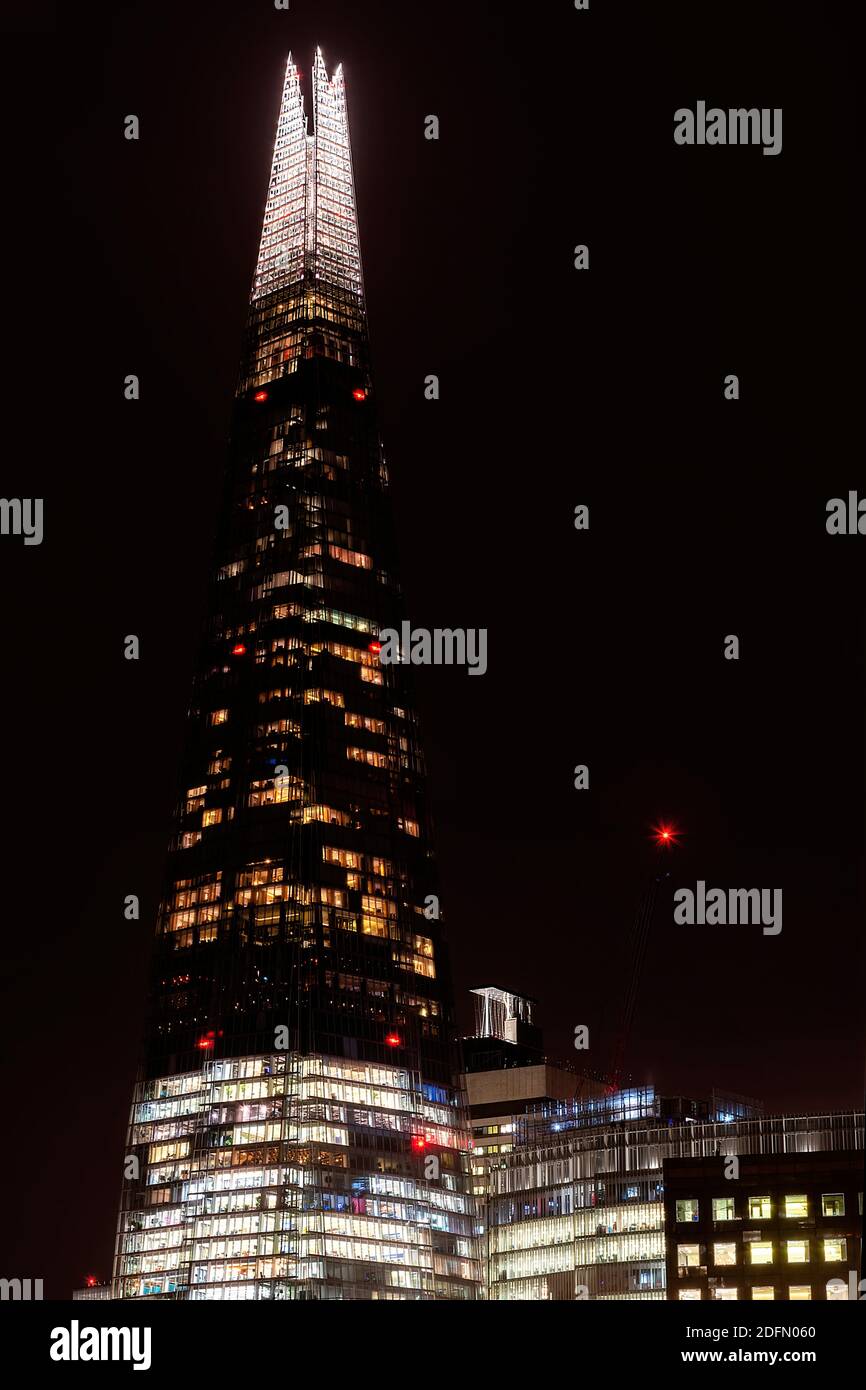 Londres, Reino Unido - Enero 2020: La parte superior del rascacielos Shard se ilumina por la noche Foto de stock