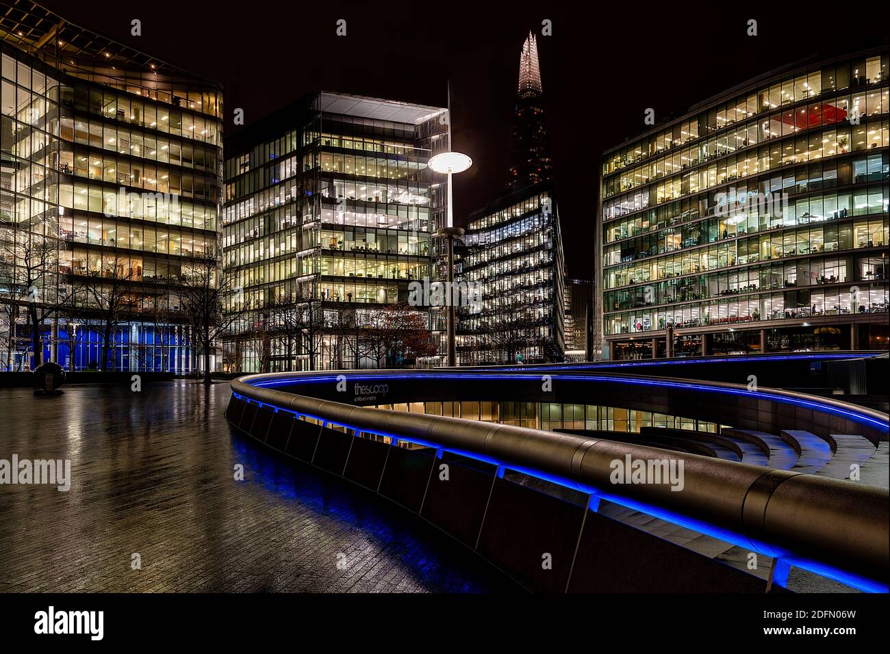 Londres, Reino Unido - Enero 2020: El Shard y el Scoop en una noche húmeda y oscura Foto de stock