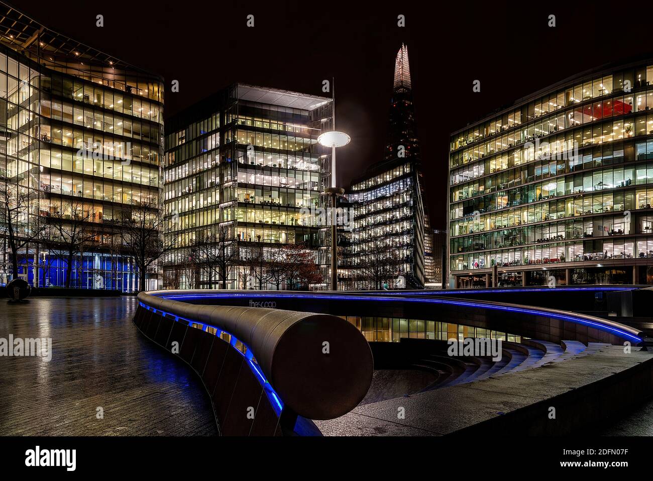 Londres, Reino Unido - Enero 2020: El Shard y el Scoop en una noche húmeda y oscura Foto de stock
