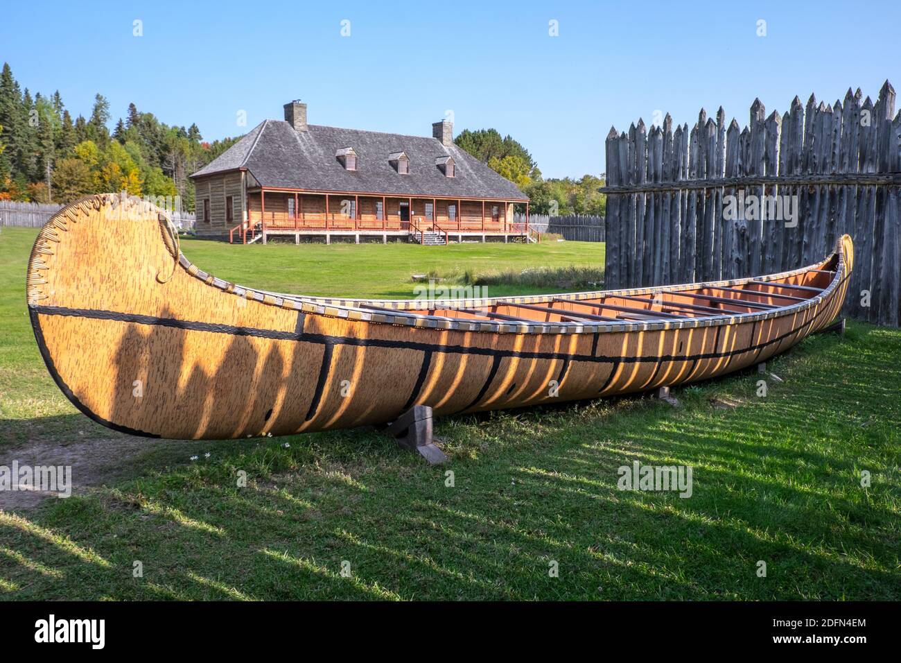Gran canoa de corteza de abedul en el Monumento Nacional Grand Portage, Minnesota, Estados Unidos Foto de stock