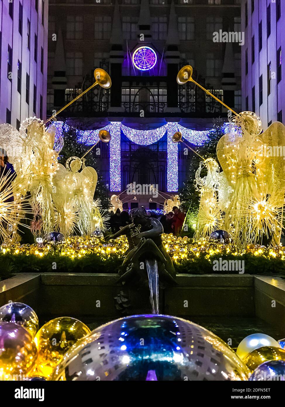 Saks Fifth Avenue Light Show en Fifth Avenue justo enfrente de la plaza
