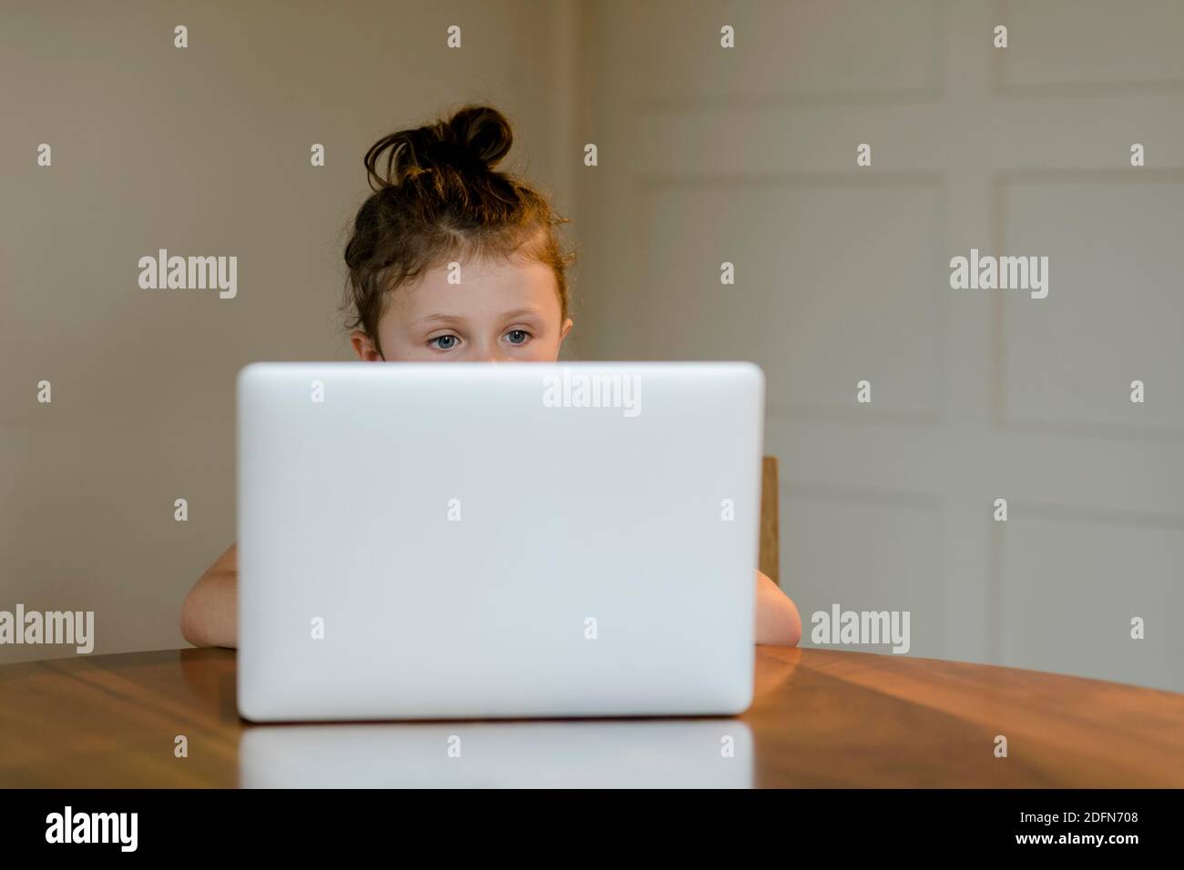 Niño sentado en el ordenador portátil Foto de stock