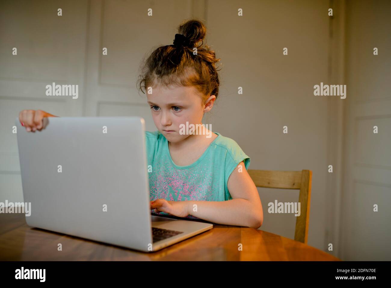 Niño sentado en el ordenador portátil Foto de stock