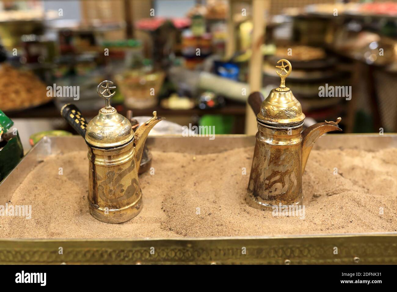 Cafetera turca en la arena de un café Fotografía de stock - Alamy