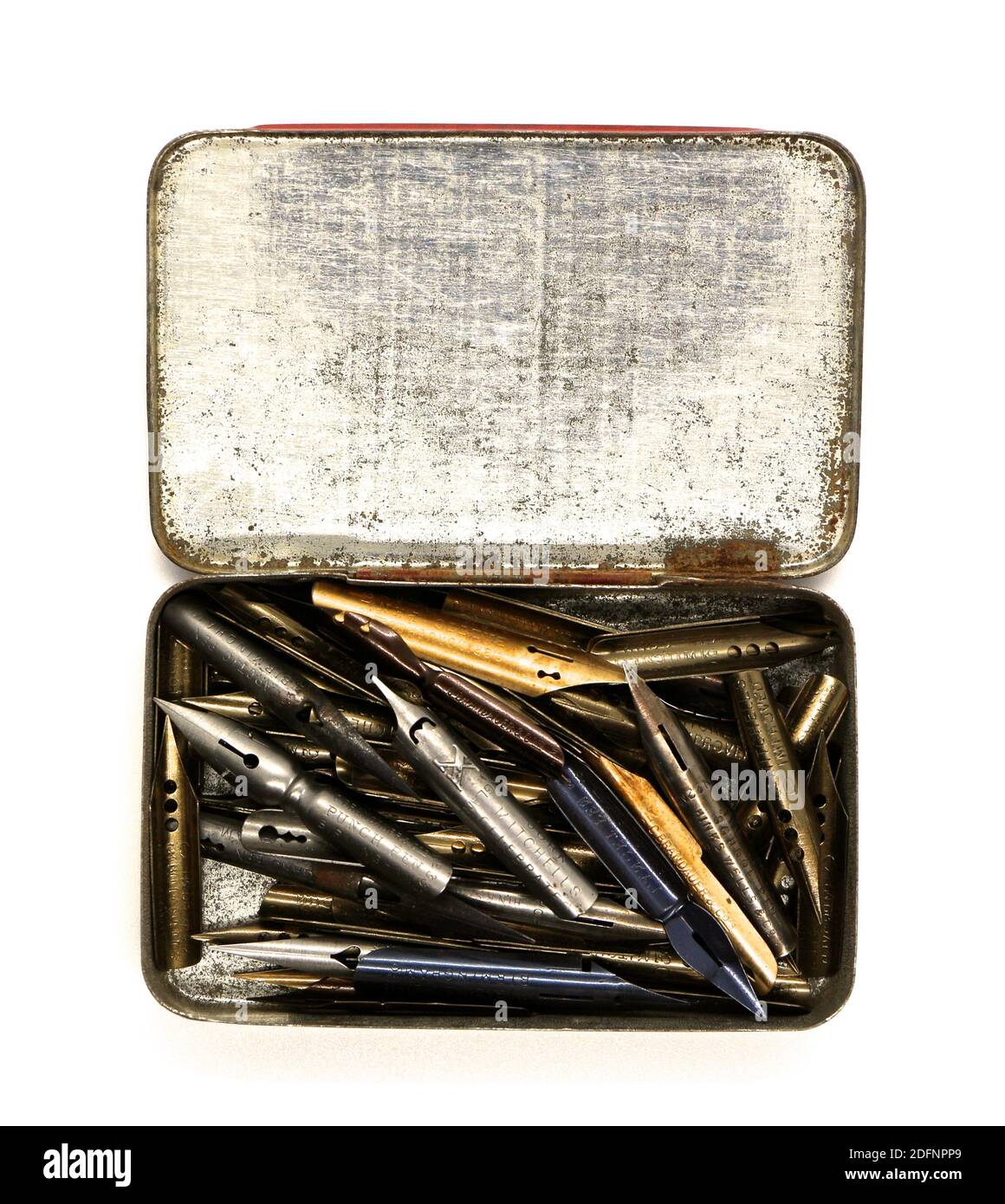 Foto de una vieja caja de estaño llena de plumas viejas y puntas de tinta  para la música caligráfica puntuación de escritura sobre un fondo blanco  Fotografía de stock - Alamy