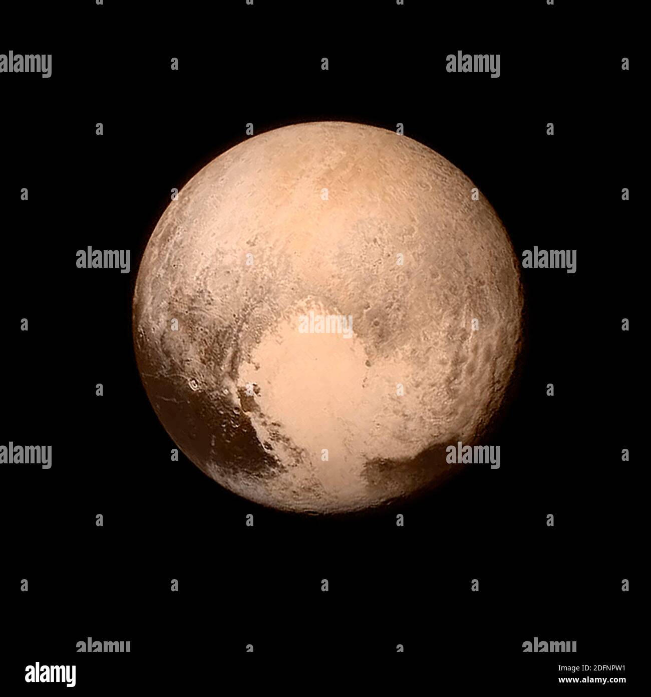 PLUTÓN, SISTEMA sol - 13 de julio de 2015 - Plutón casi llena el marco de esta imagen desde el Long Range Reconnance Imager (LORRI) a bordo del Nuevo Ho de NASA Foto de stock