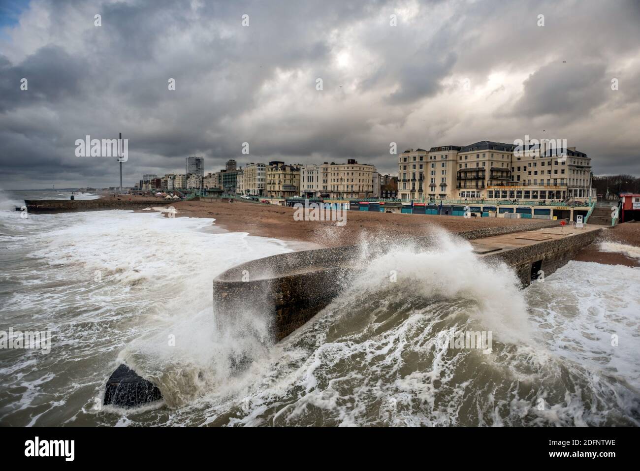 Brighton, 5 de diciembre de 2020: Olas rompiendo en el paseo marítimo esta mañana en Brighton Foto de stock