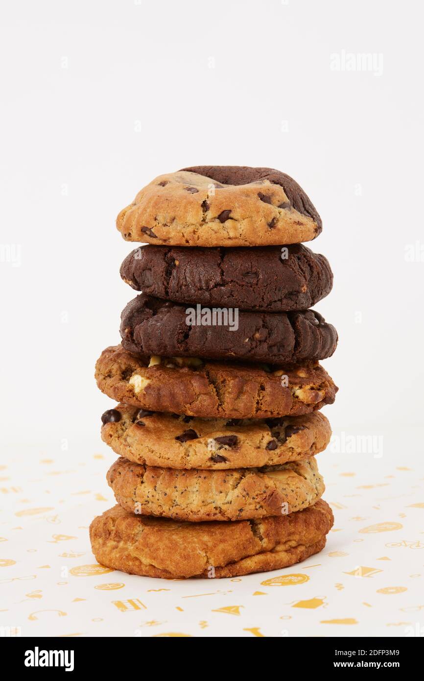 Pila de cookies sobre fondo blanco Foto de stock