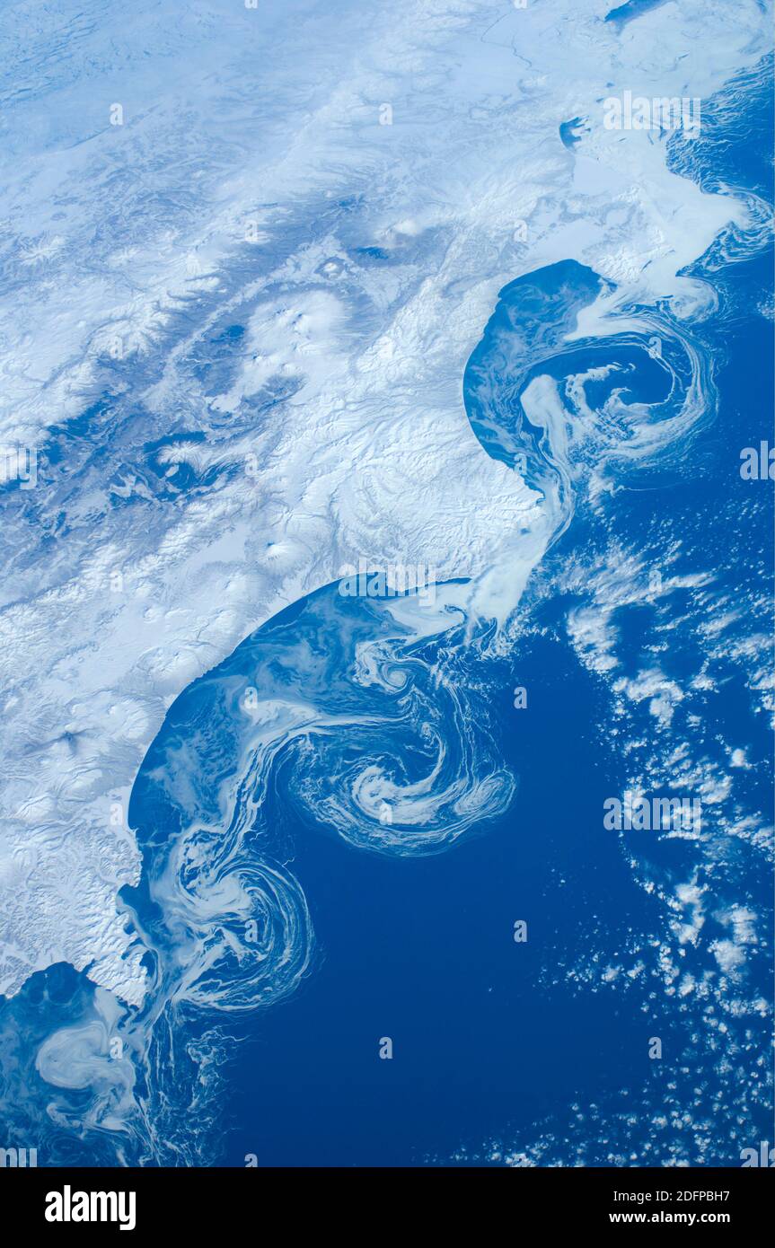 RUSIA - 15 de marzo de 2015 - el hielo flota a lo largo de la La costa de Kamchatka aparece en esta imagen fotografiada por An Miembro de la tripulación de la expedición 30 en el pasante Foto de stock