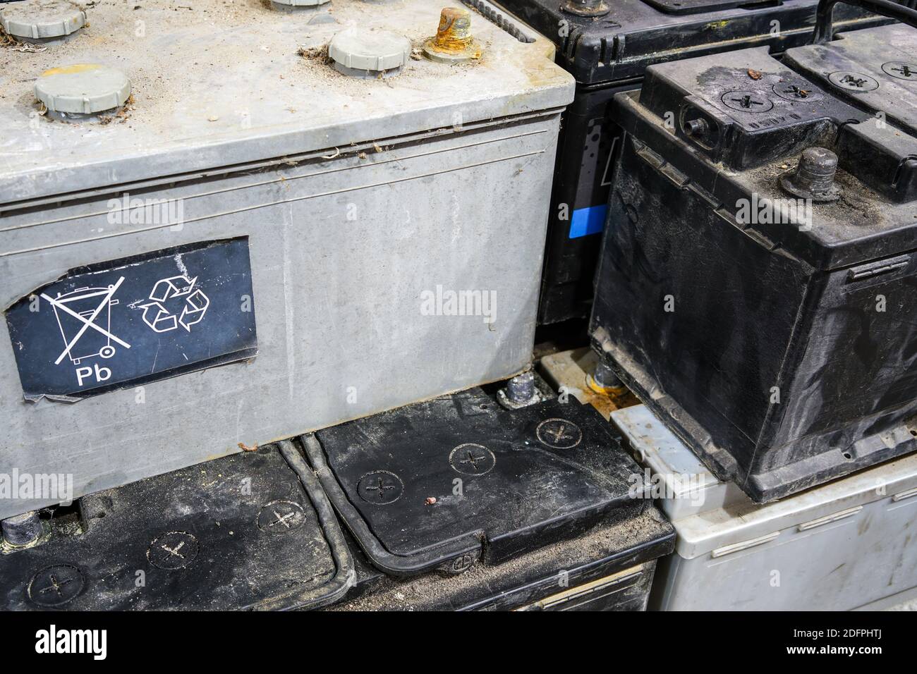 Un pallet con las baterías usadas del coche que esperan el reciclaje en un  reciclando metal chatarra yarda Fotografía de stock - Alamy