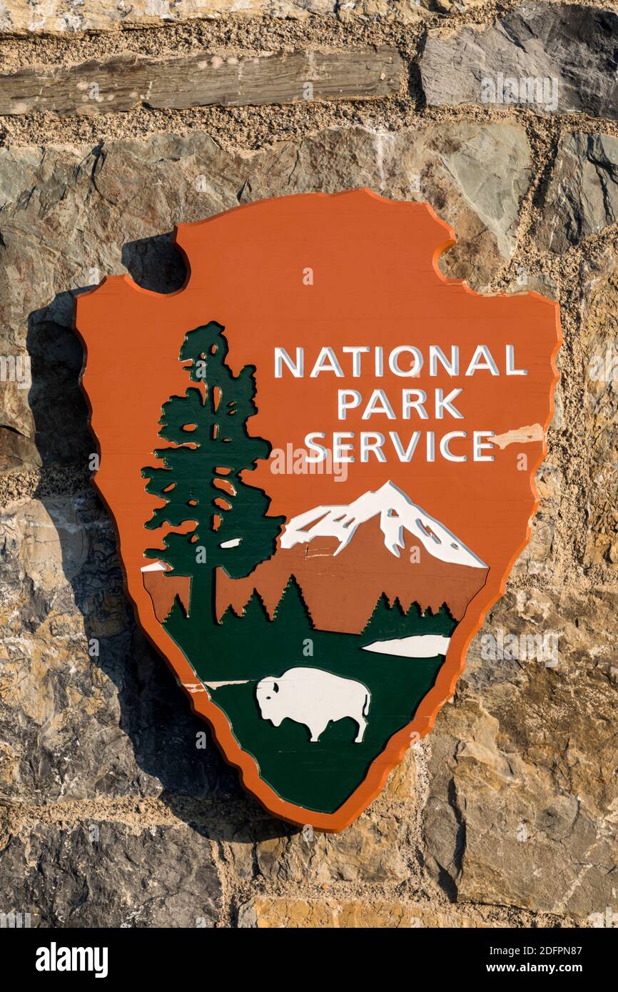 Señal del Servicio del Parque Nacional en el Parque Nacional Glacier, Montana, EE.UU Foto de stock