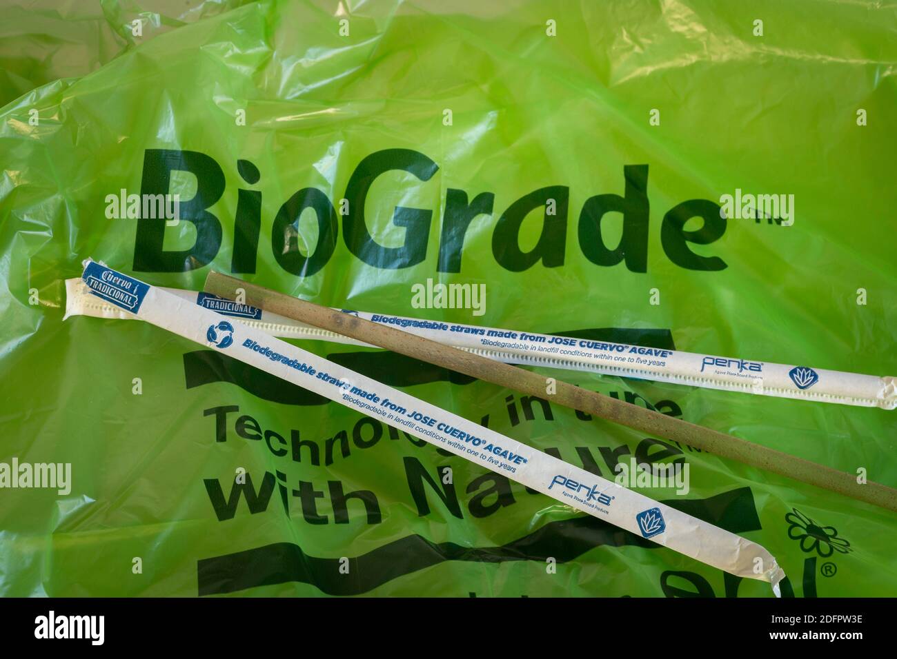 Pajuelas biodegradables hechas de Jose Cuervo Agave con una bolsa de basura BioGrade, USA Foto de stock
