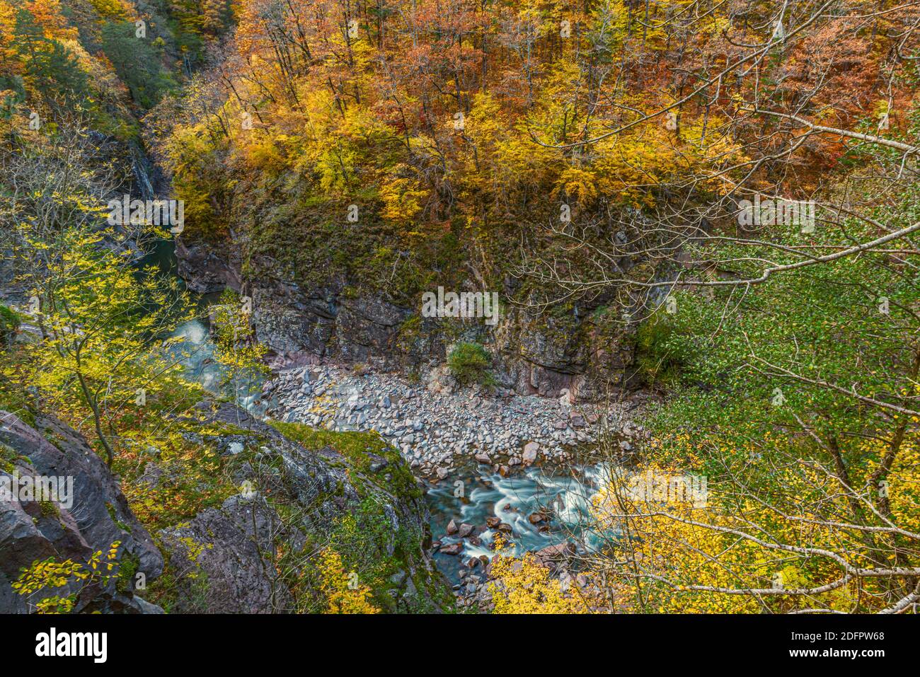 Lecho del río Belaya en el fondo de un profundo desfiladero, cañón, en la República de Adygea en Rusia Foto de stock