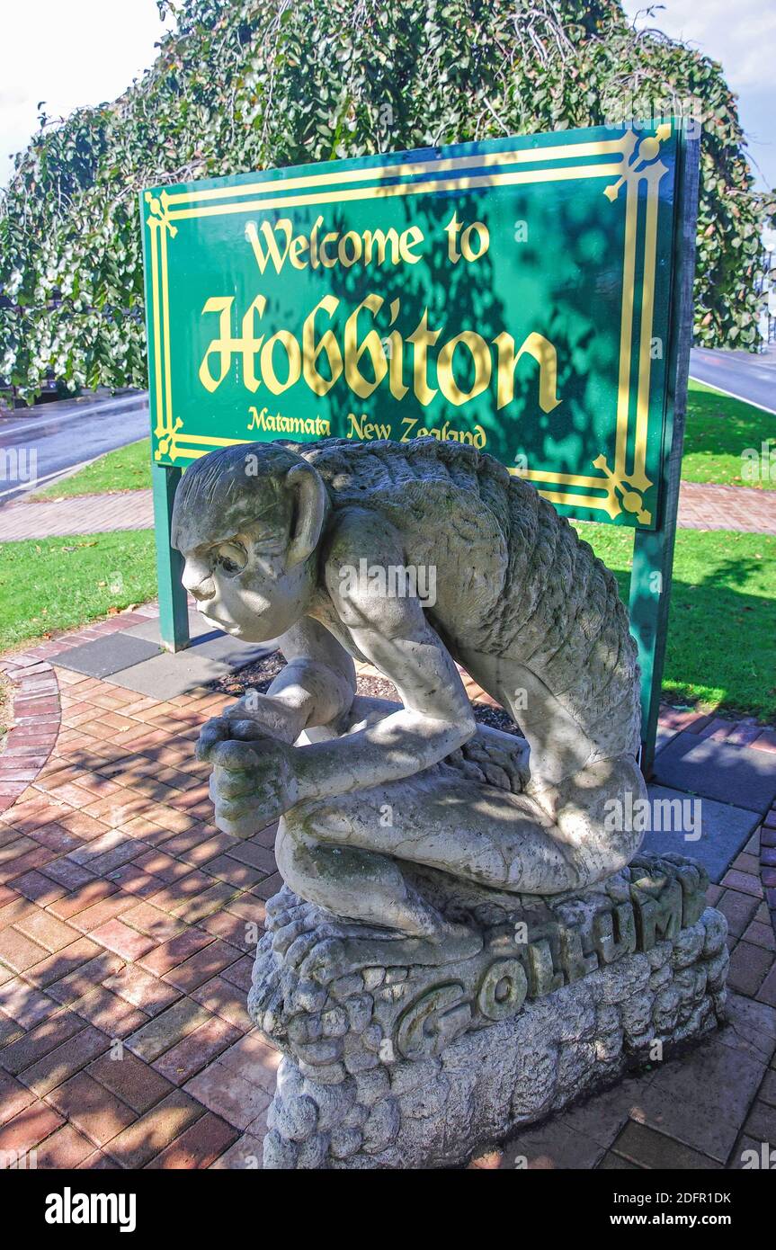"Bienvenido a Hobbiton" Signo, Broadway, Matamata, región de Waikato, Isla del Norte, Nueva Zelanda Foto de stock