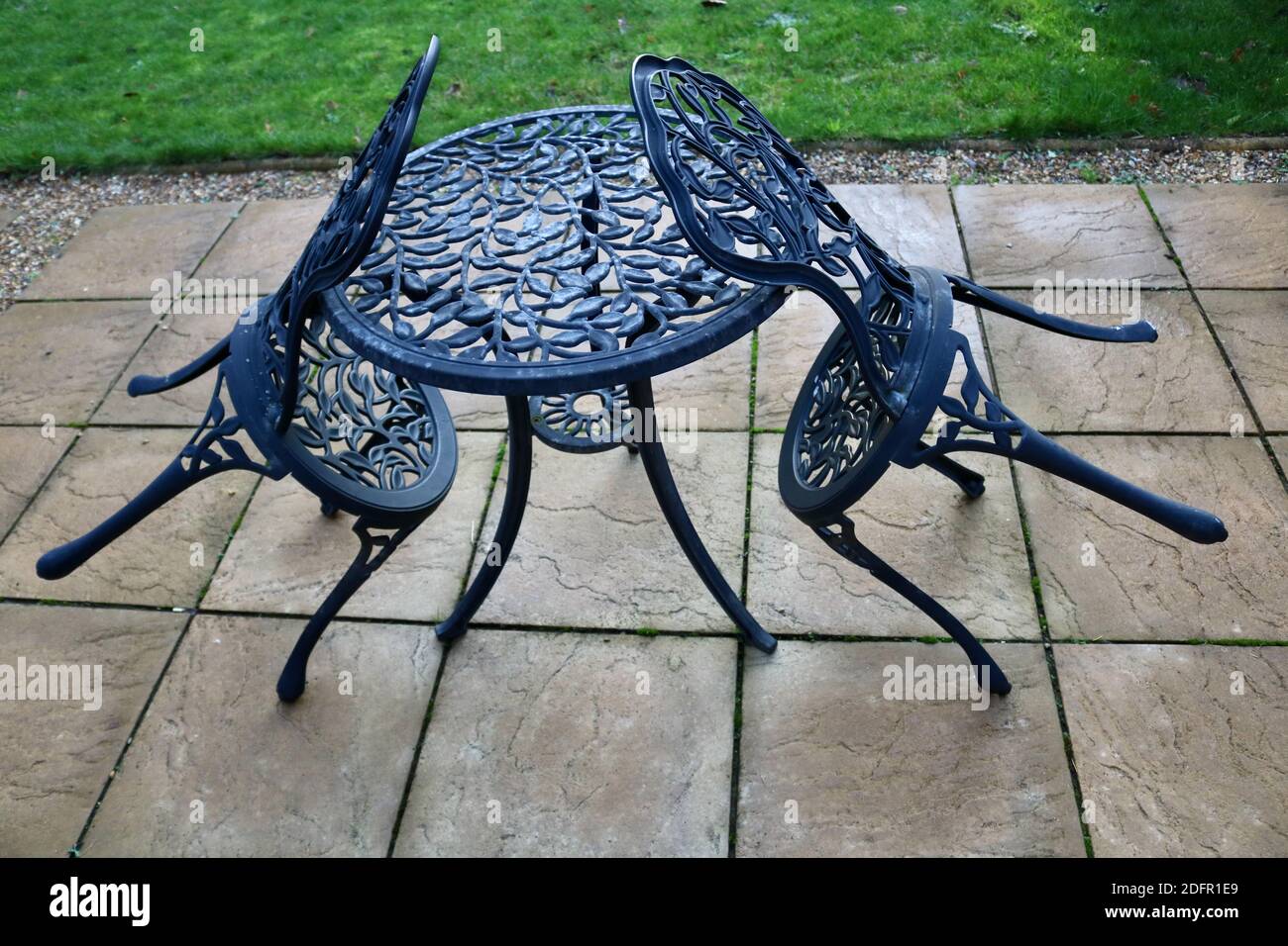 7 de noviembre de 2020 - Londres, Reino Unido: Dos sillas de jardín descansando sobre una mesa a juego Foto de stock