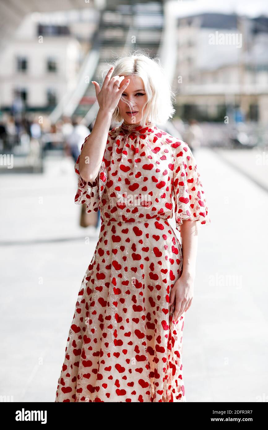 Al estilo la calle, Zara Larsson llega a Giambattista Valli primavera verano 2019, espectáculo listo para usar, celebrado el Palacio de Congresos, en París, Francia, el 1 de octubre